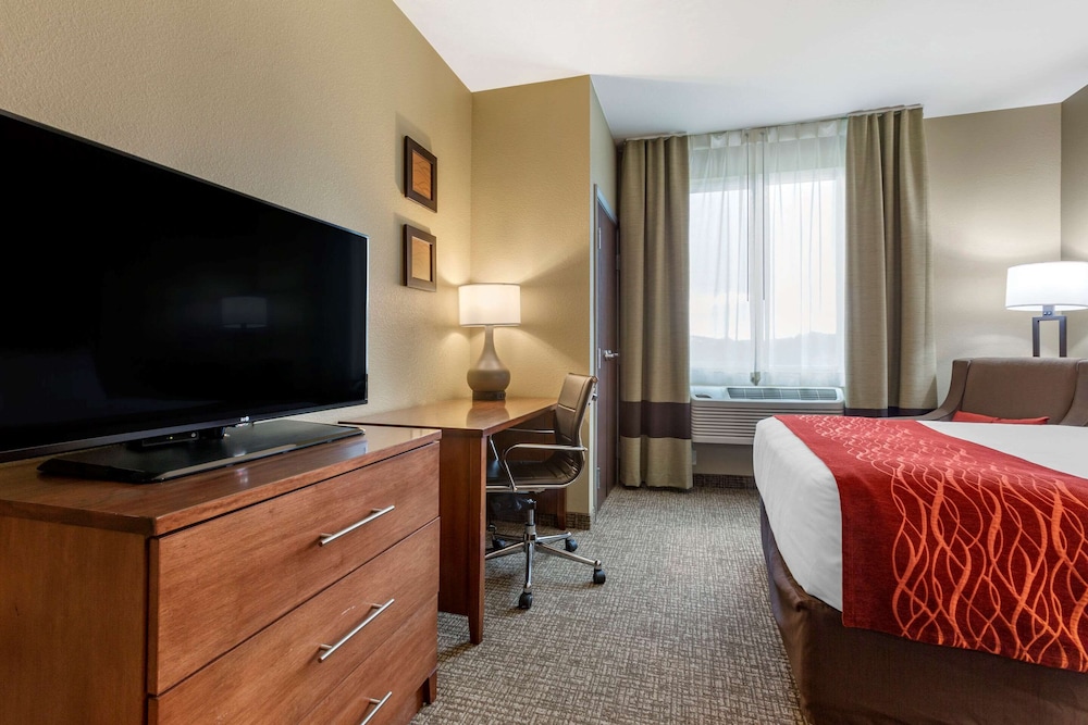 comfort inn and suites hill city