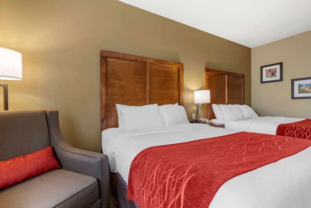 comfort inn and suites hill city