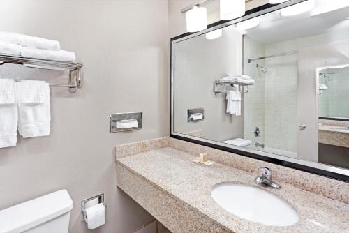 spark by hilton atlanta cumberland ballpark