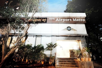hotel airport metro