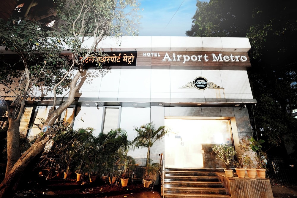 hotel airport metro