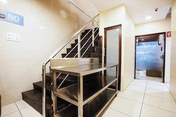 hotel airport metro