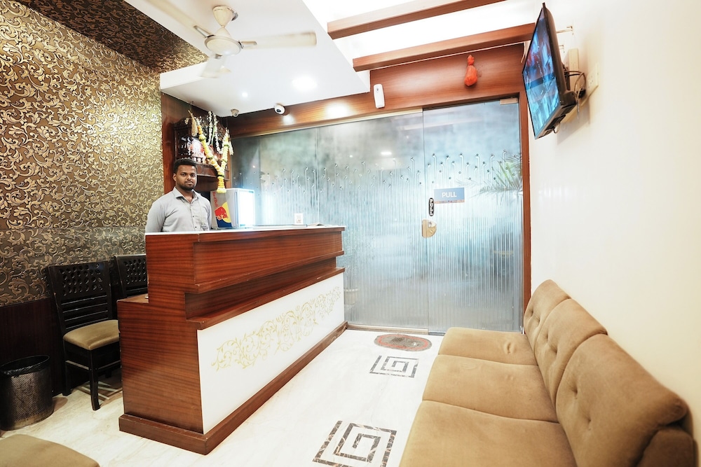 hotel airport metro