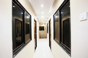 hotel airport metro