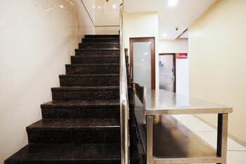 hotel airport metro