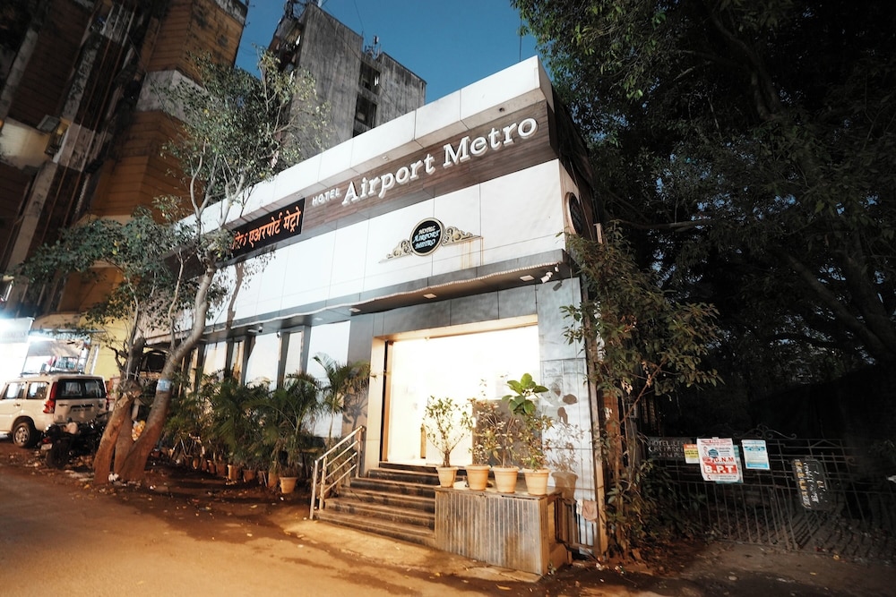 hotel airport metro