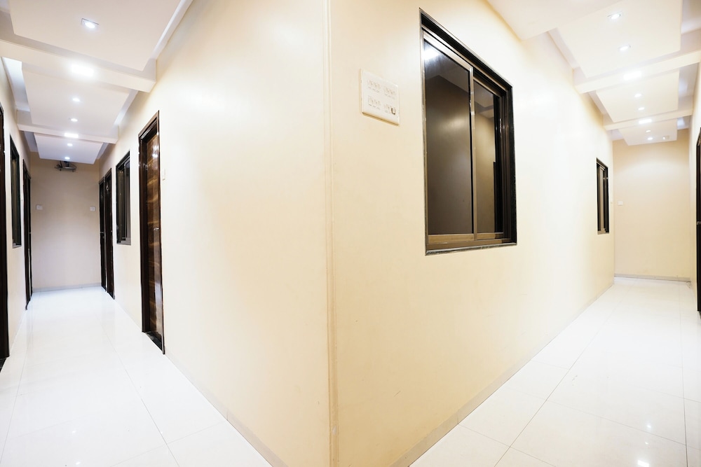 hotel airport metro
