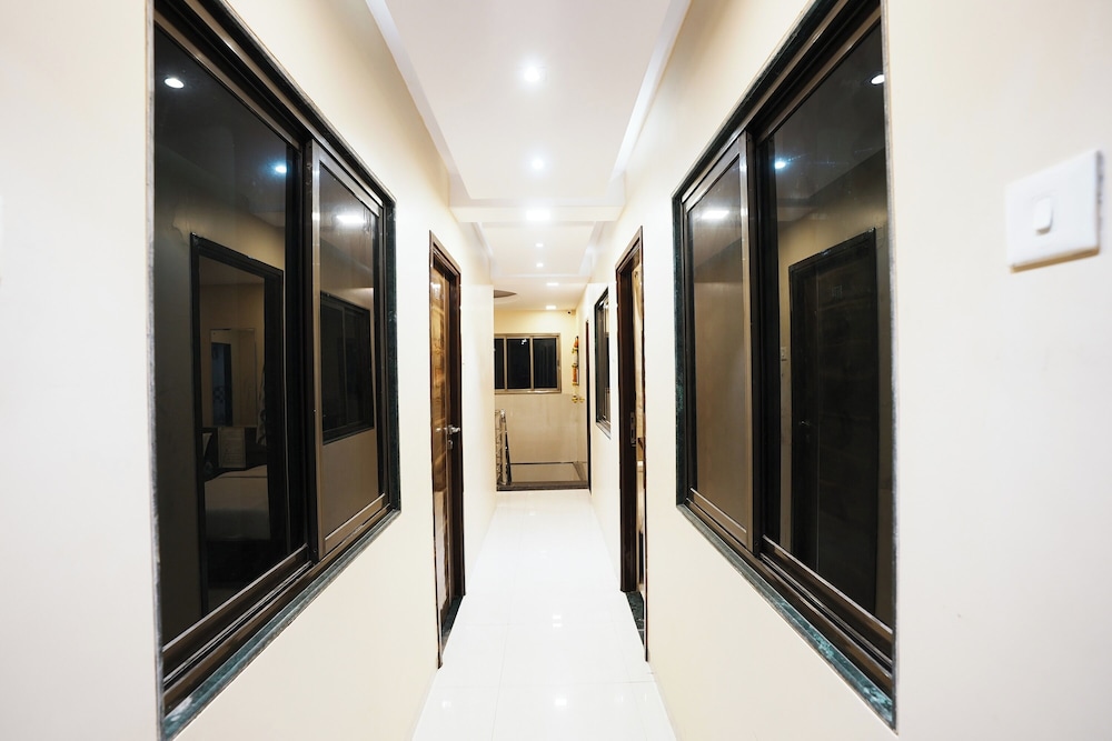 hotel airport metro