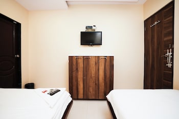 hotel airport metro