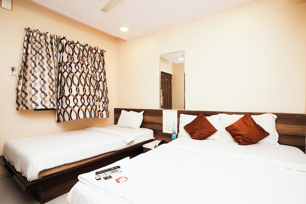 hotel airport metro