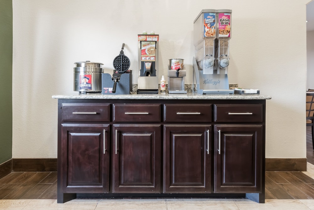 days inn and suites by wyndham dallas