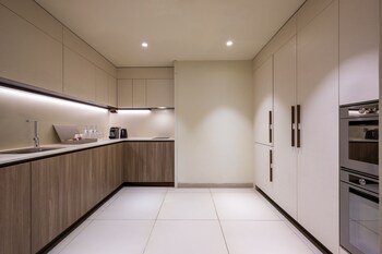 voco doha west bay suites