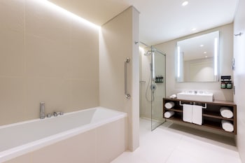 voco doha west bay suites