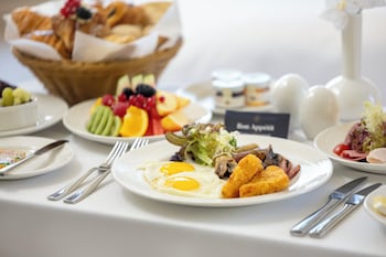 voco doha west bay suites