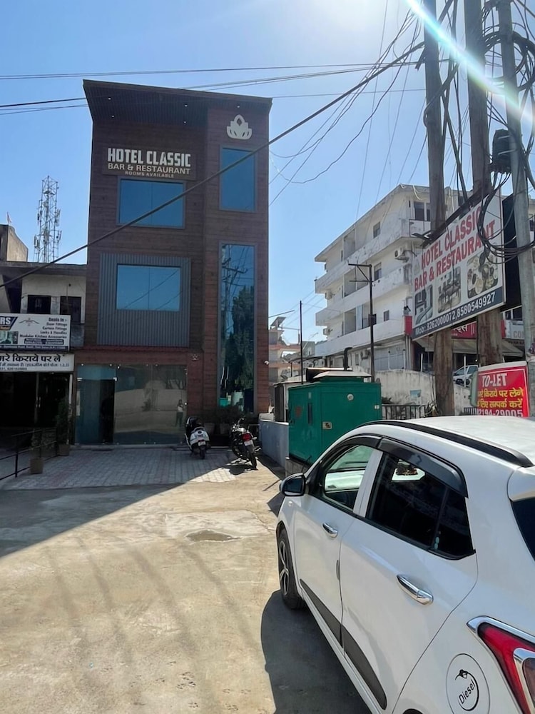 hotel classic bar and restaurant