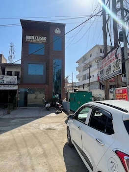 hotel classic bar and restaurant