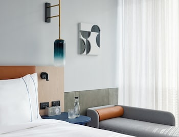 lanson place parliament gardens