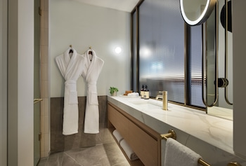 lanson place parliament gardens