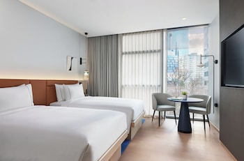 lanson place parliament gardens