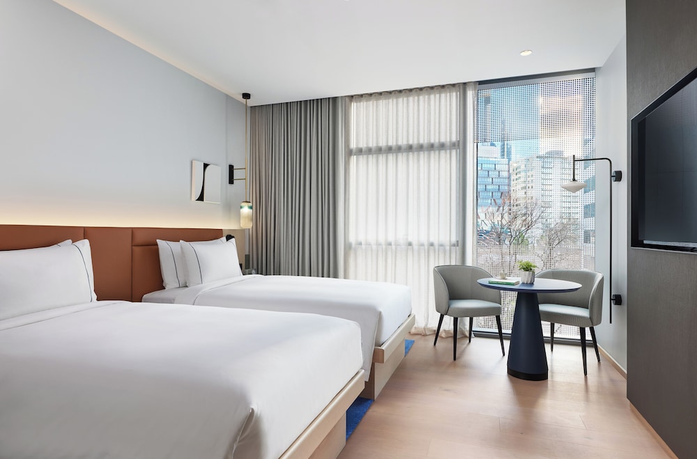 lanson place parliament gardens