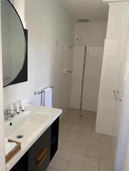 the seaview tavern motel