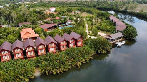 lodge moni essara kompot
