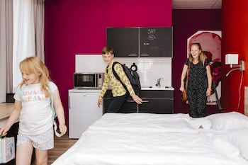 amsterdam teleport hotel