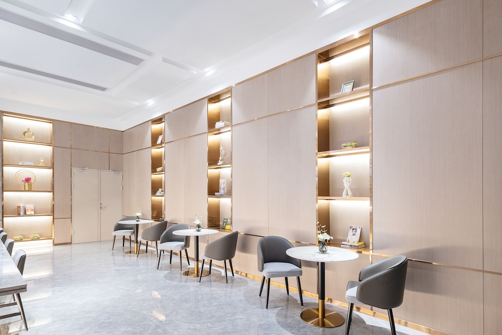 poltton international hotel