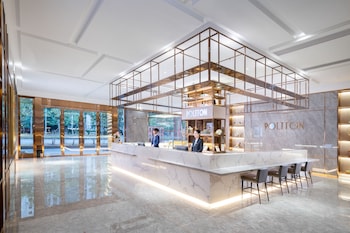 poltton international hotel