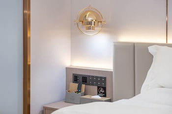 poltton international hotel