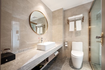 poltton international hotel