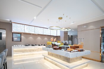 poltton international hotel