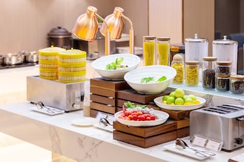 poltton international hotel