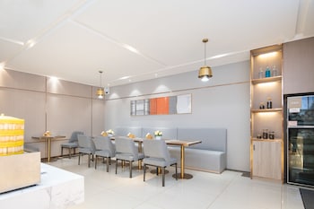 poltton international hotel