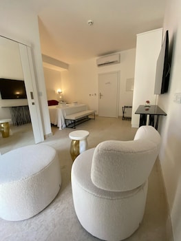 the white knight premium boutique hotel