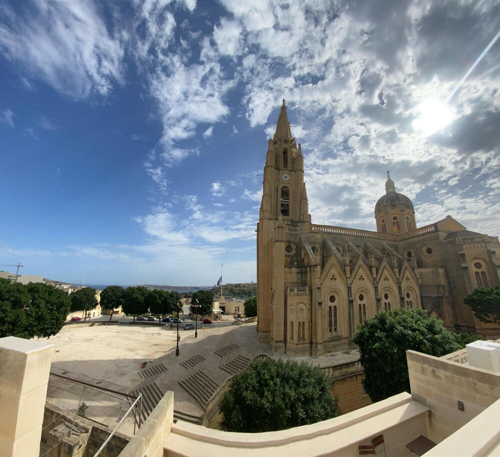 the white knight premium boutique hotel