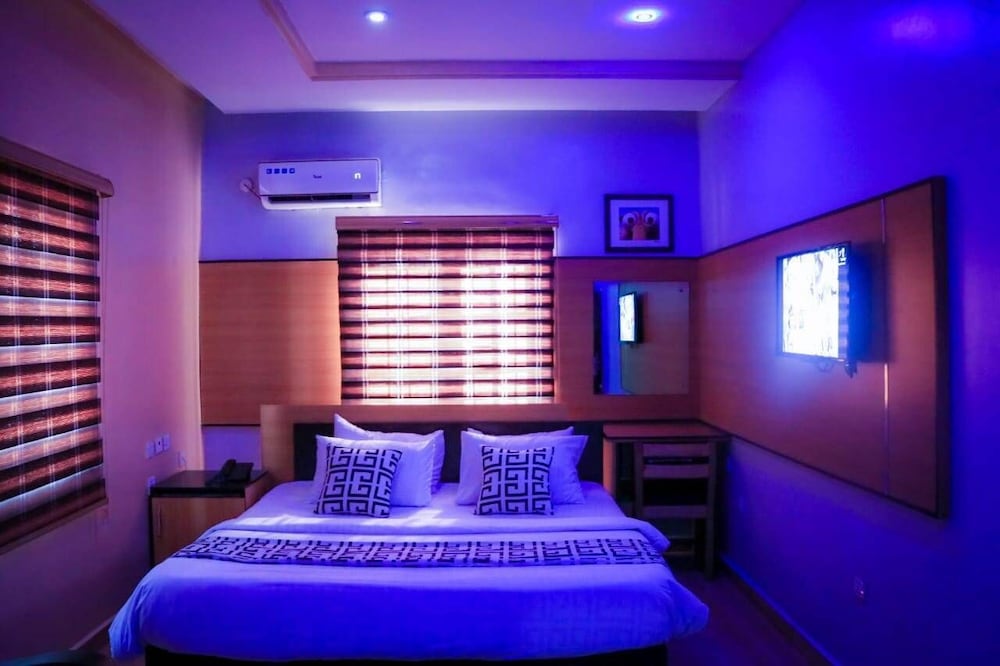 mt deluxe hotel asaba