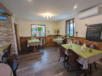 Hotel Restaurant Du Chasseur,70 Rte De Lyon,2 star