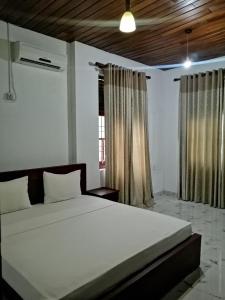 elepath lodge pinnawala