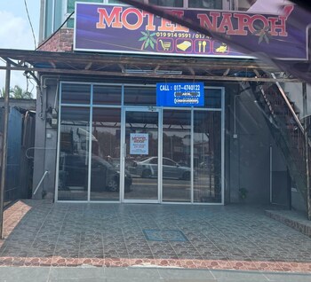 Oyo 90797 Napoh Motel,,2 star