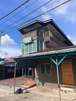 Oyo 90797 Napoh Motel,,2 star