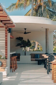 boni beach hotel and restaurant