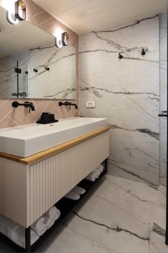de sheinkin suites