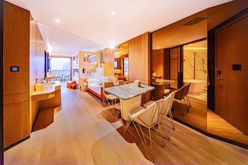 yoho treasure island hotel