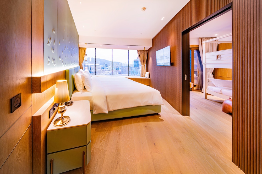 yoho treasure island hotel