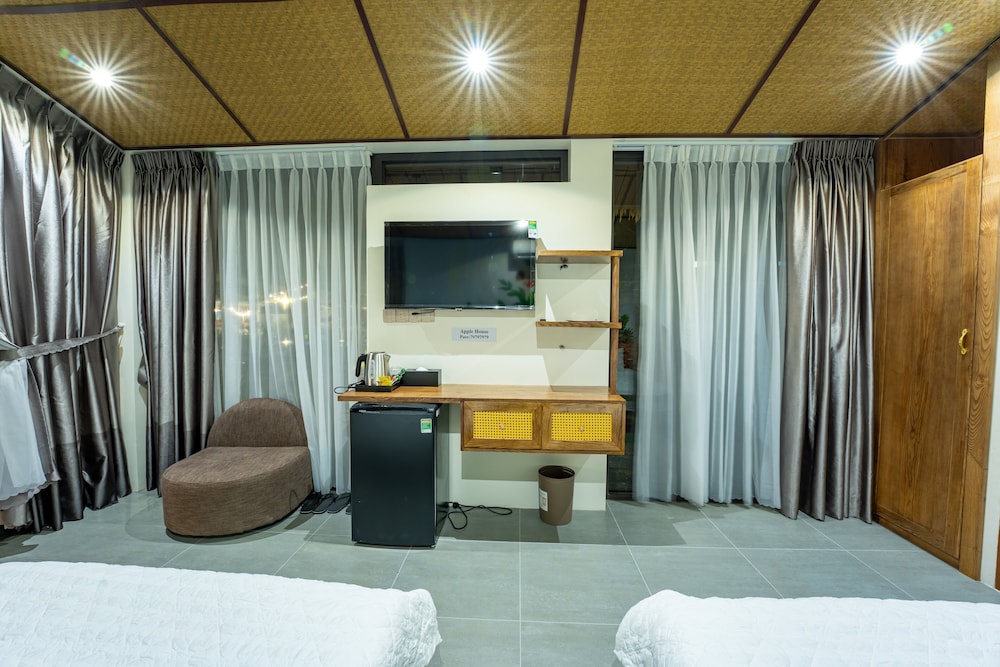 apple house and coffee