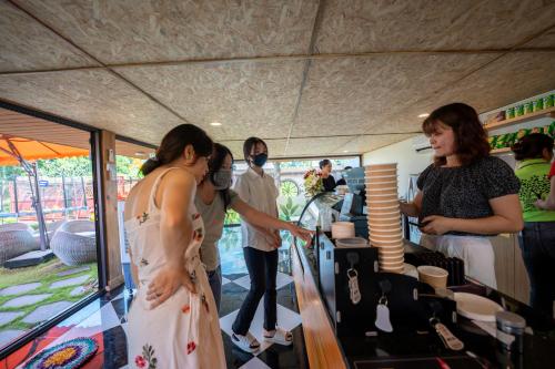 apple house and coffee