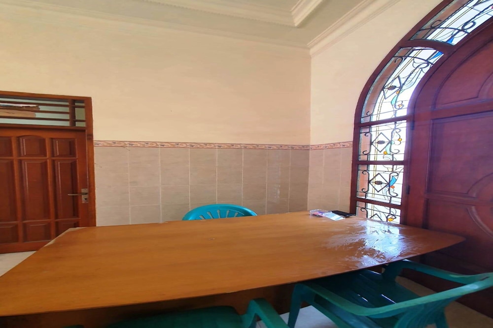 spot on 93531 homestay puri indah syariahnearbandara internasional juanda