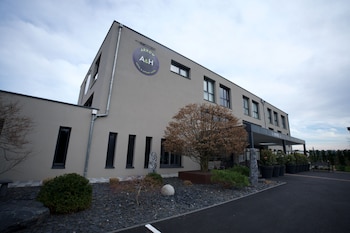 arrow hotel