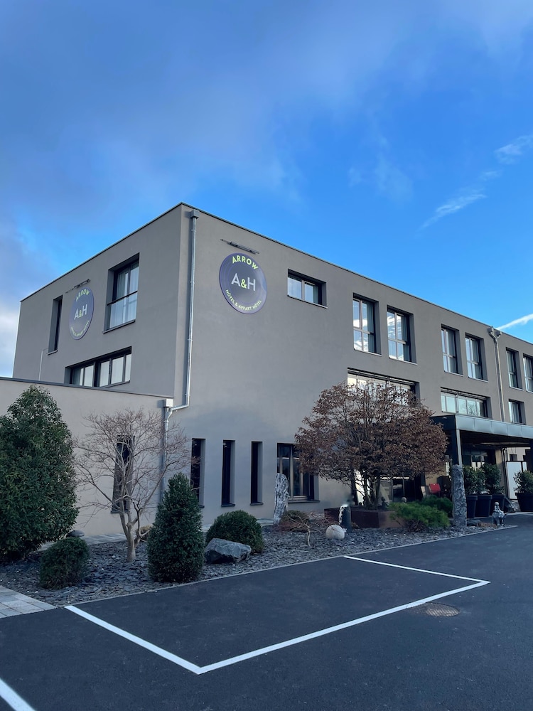 arrow hotel